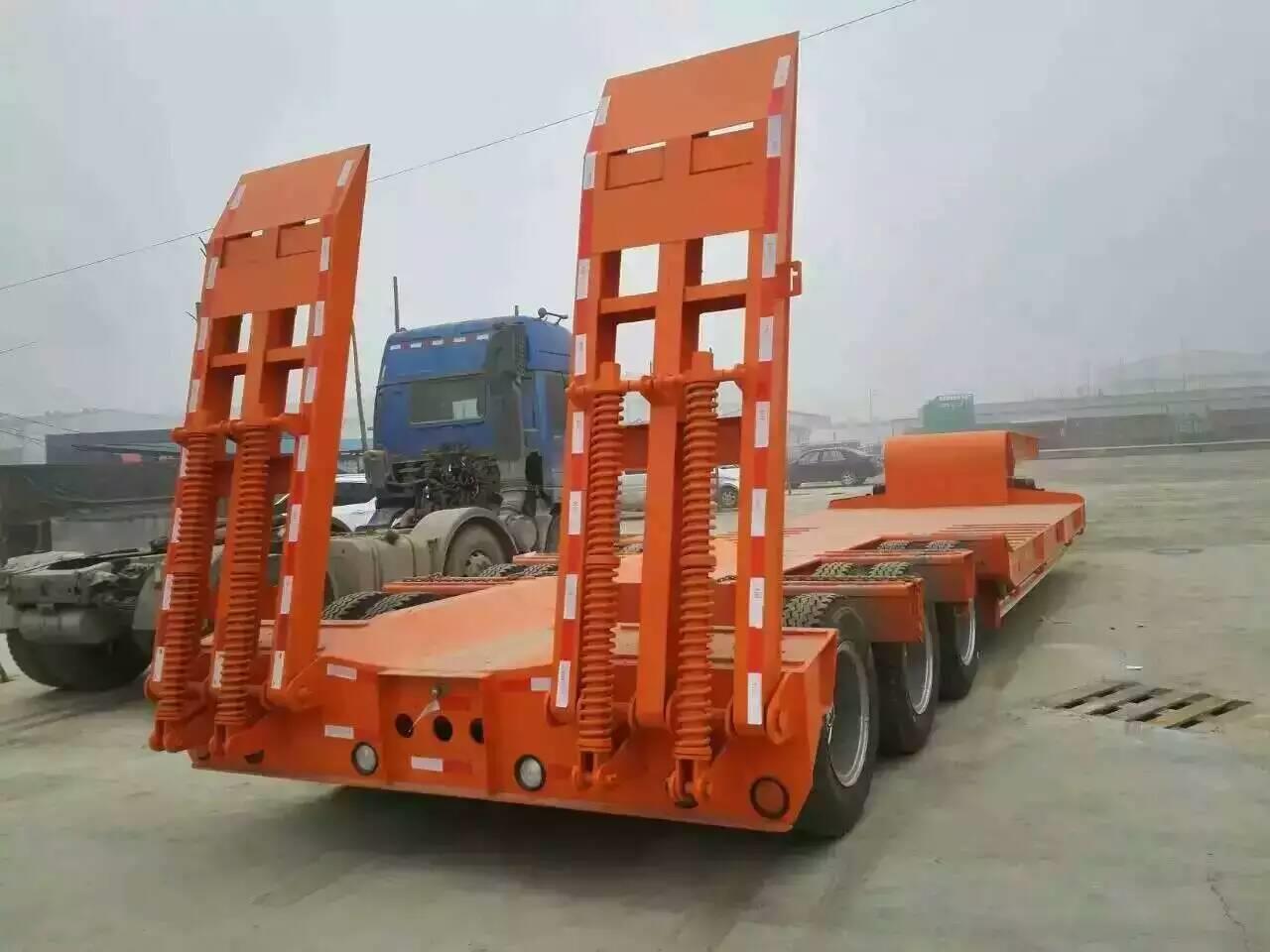 出售2轴钩机板半挂车