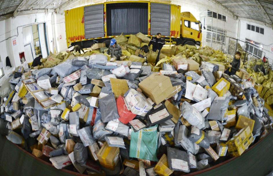 图为:双十一网购狂潮多地快递公司爆仓